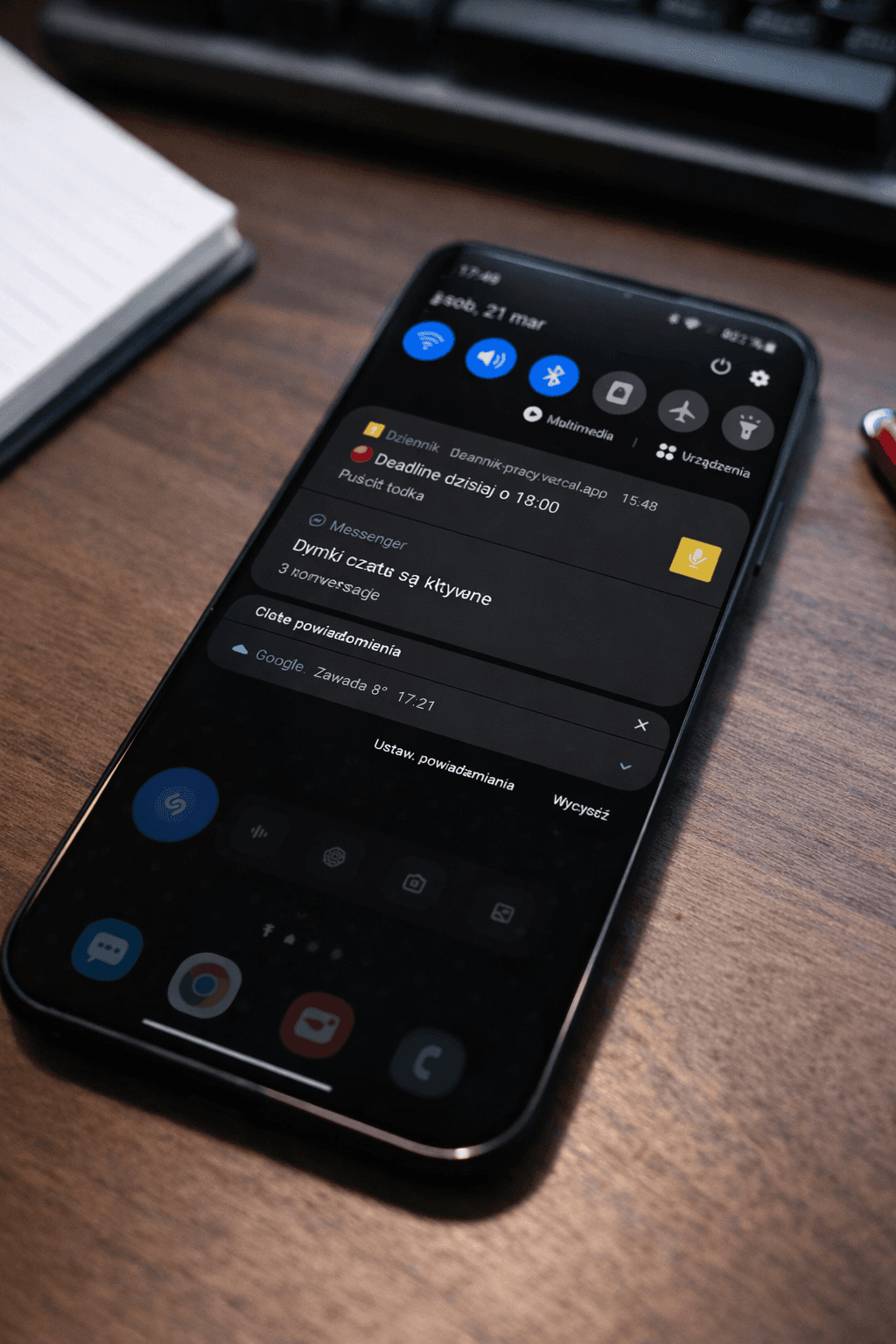 Smartfon z przypomnieniem lub widokiem zadań — przypomnienie w dniu terminu